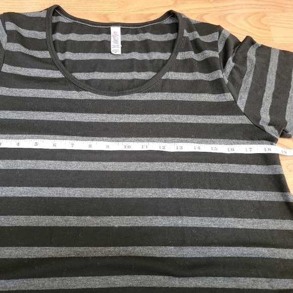 LuLaRoe☆ Oversized Swing Tunic Crewneck Short Sleeved Top Size M EUC - Picture 4 of 4